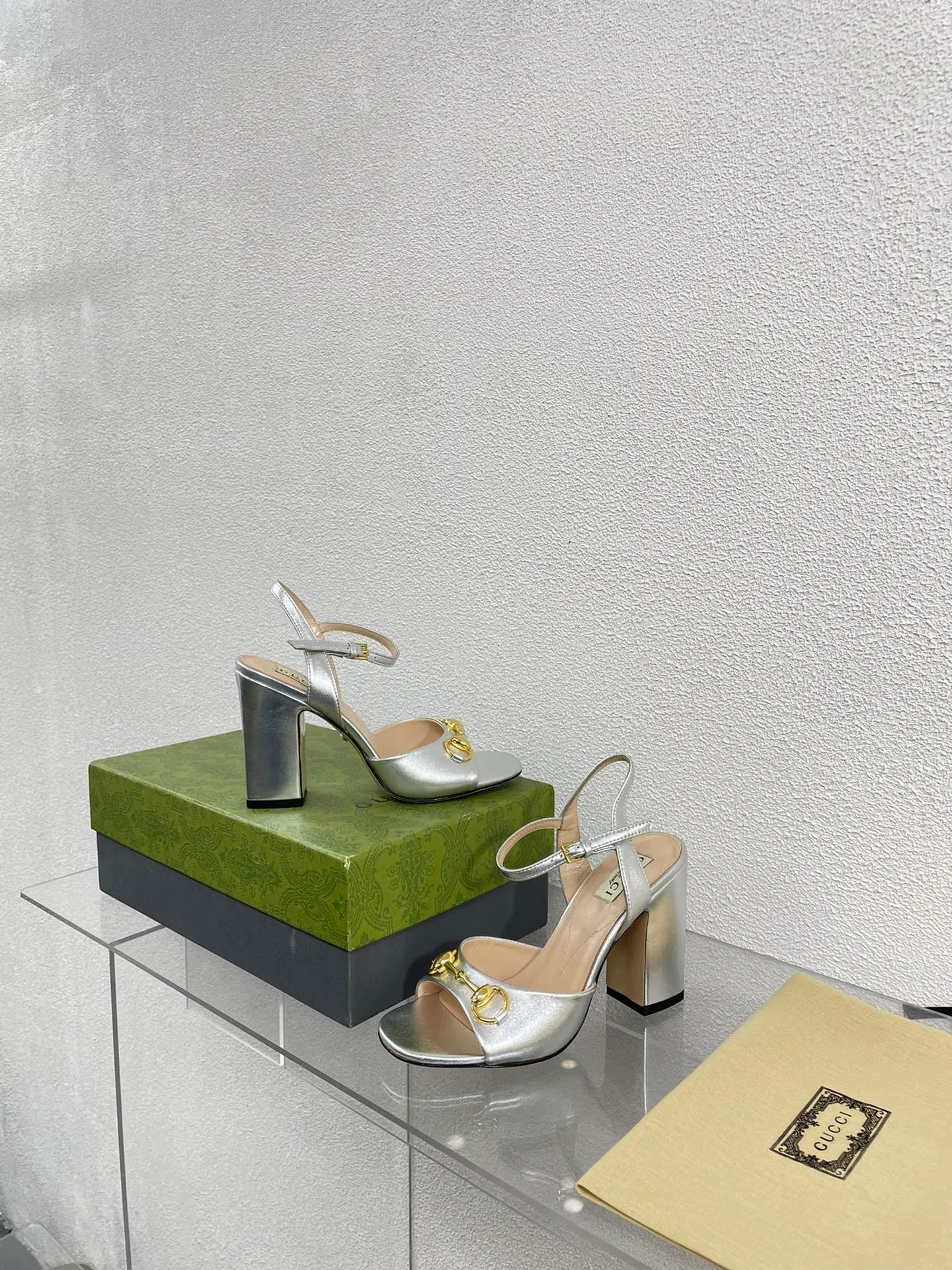 👟👟Ex-factory price 520👟👟 Classic Gucci sandals 💰 Popular 🔥 single product brown, upper made of lambskin, classic logo💪 Exquisite double G diamond buckle hardware, Italian imported genuine leather outsole💯 Sheepskin lining, feet, classic hardware buckle, original custom code number: 35 36 37 38 39 40 41 42 (order 40 41 42) with original packaging